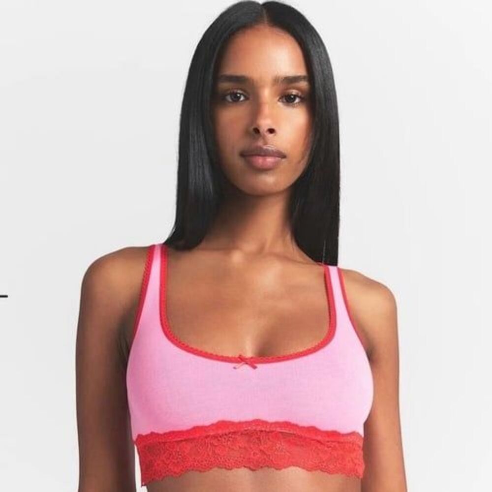 Skims Lightweight Cotton Lace Longline Scoop Bralette
Carnation Contrast Medium